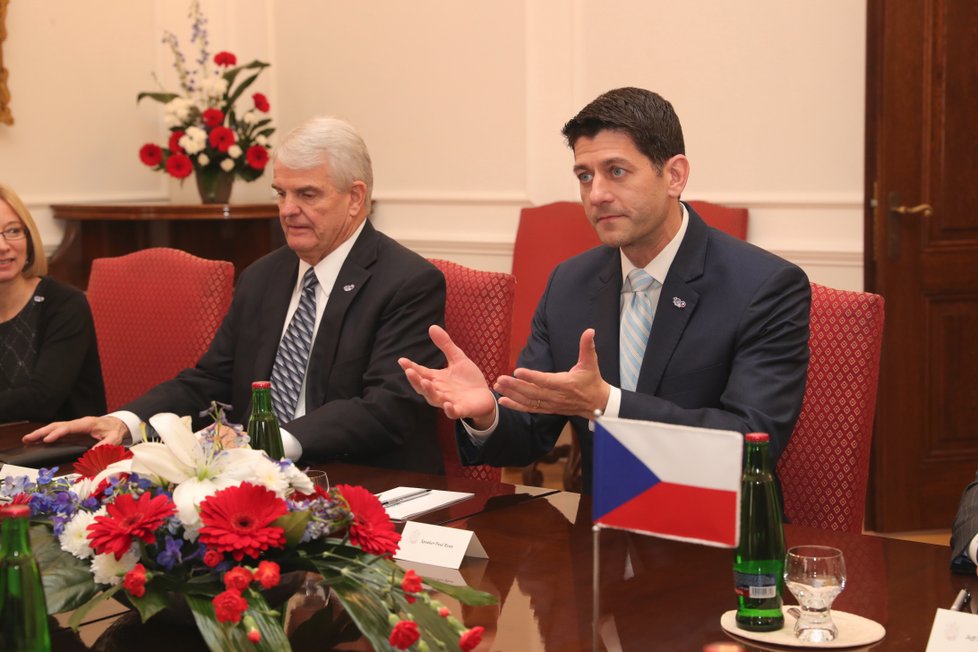 Třetí muž USA Paul Ryan navštívil českou Sněmovnu, přijal ho její šéf Radek Vondráček (ANO).