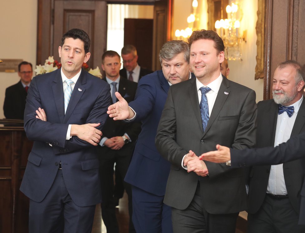 Třetí muž USA Paul Ryan navštívil českou Sněmovnu, přijal ho její šéf Radek Vondráček (ANO).