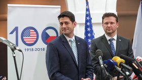 Paul Ryan při tiskovce v novinářském atriu společně s předsedou Sněmovny Radkem Vondráčkem (ANO)