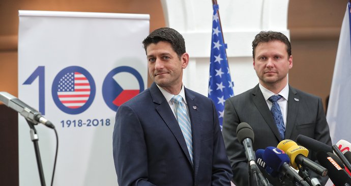 Paul Ryan při tiskovce v novinářském atriu společně s předsedou Sněmovny Radkem Vondráčkem (ANO)
