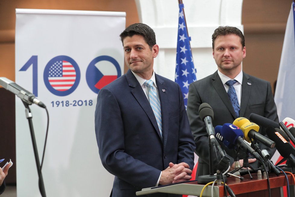 Paul Ryan při tiskovce v novinářském atriu společně s předsedou Sněmovny Radkem Vondráčkem (ANO)