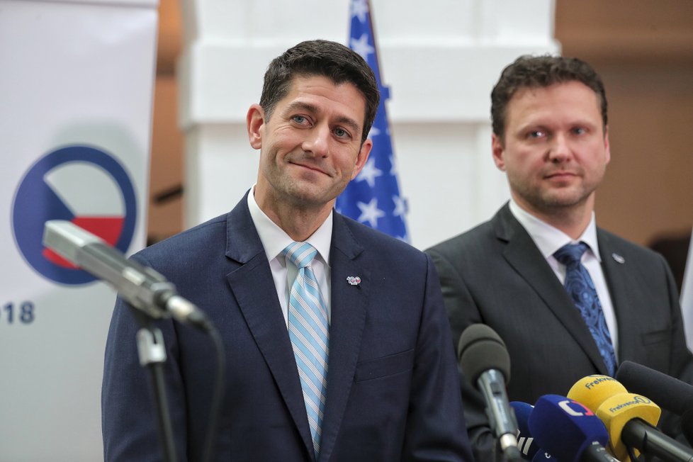 Paul Ryan při tiskovce v novinářském atriu společně s předsedou Sněmovny Radkem Vondráčkem (ANO)