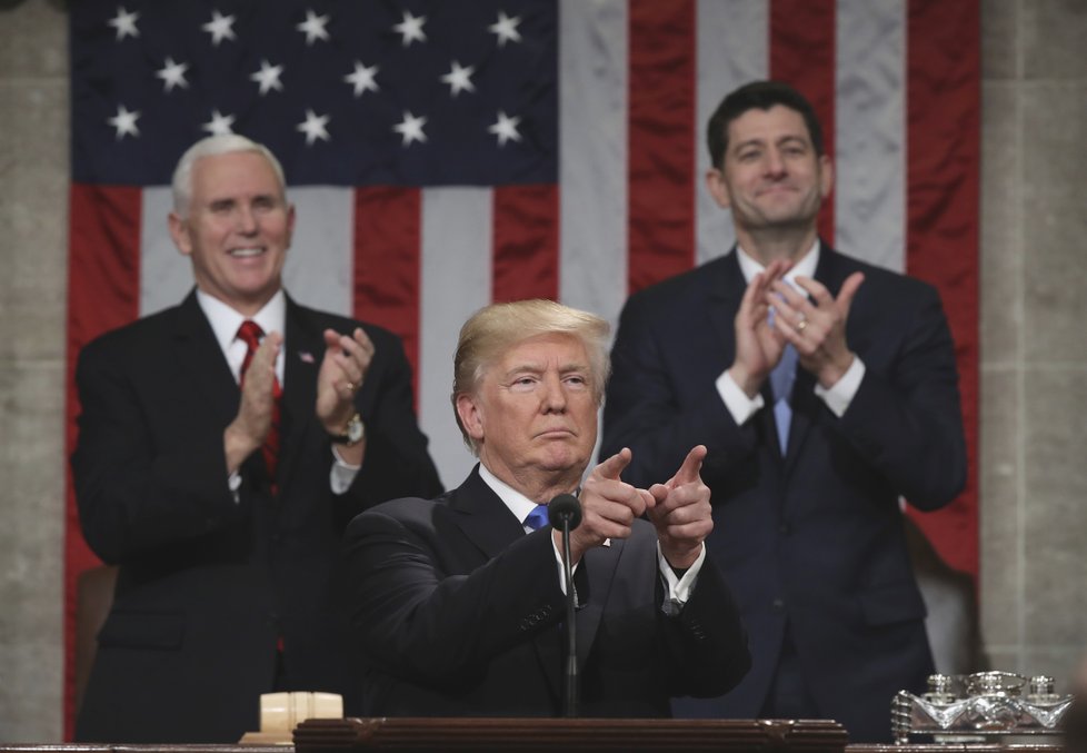 Paul Ryan tleská Donaldu Trumpovi.