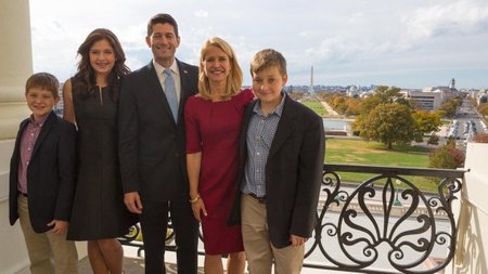 Paul Ryan s manželkou Jannou mají dceru a dva syny.