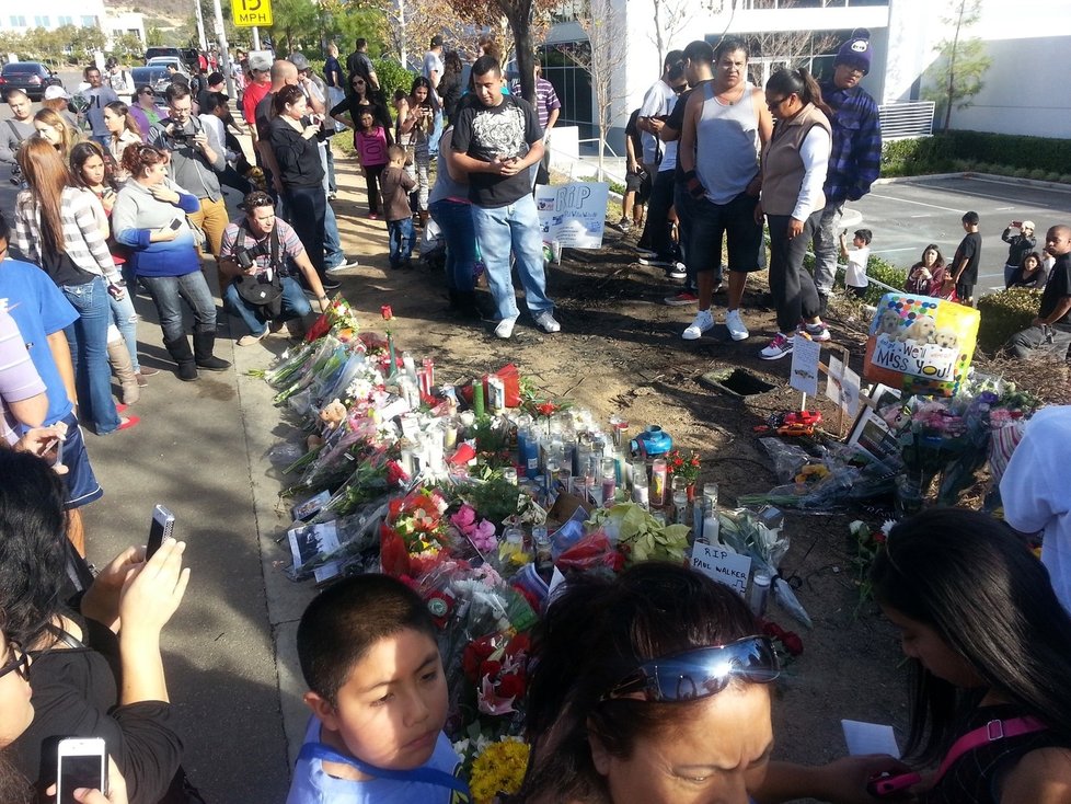 Lidé se scházejí na místě nehody, aby uctili památku mrtvého Paula Walkera