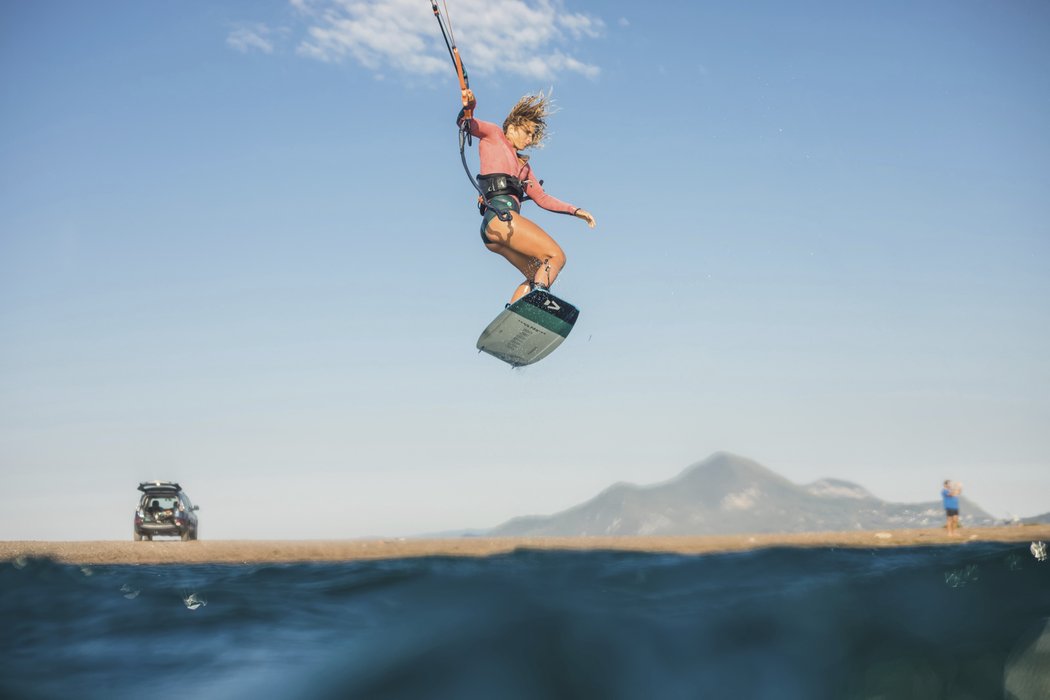 Paula Novotná je nejlepší českou závodnicí v kiteboardingu. Patří do špičky Světového poháru