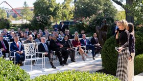 Pastorka Paula White-Cainová hovoří během akce v Růžové zahradě Bílého domu ve Washingtonu (7. 10. 2026)