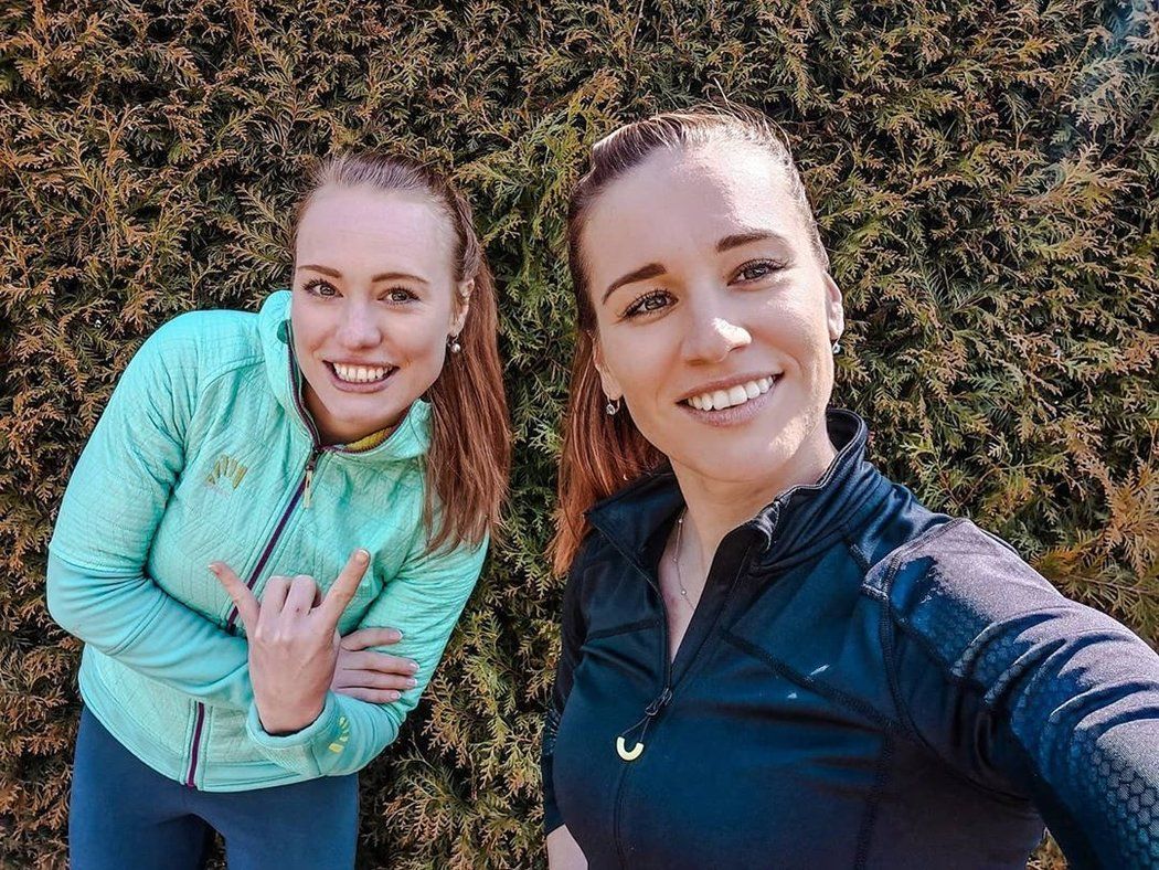 Slovenská biatlonistka Paulína Fialková se sestrou Ivonou