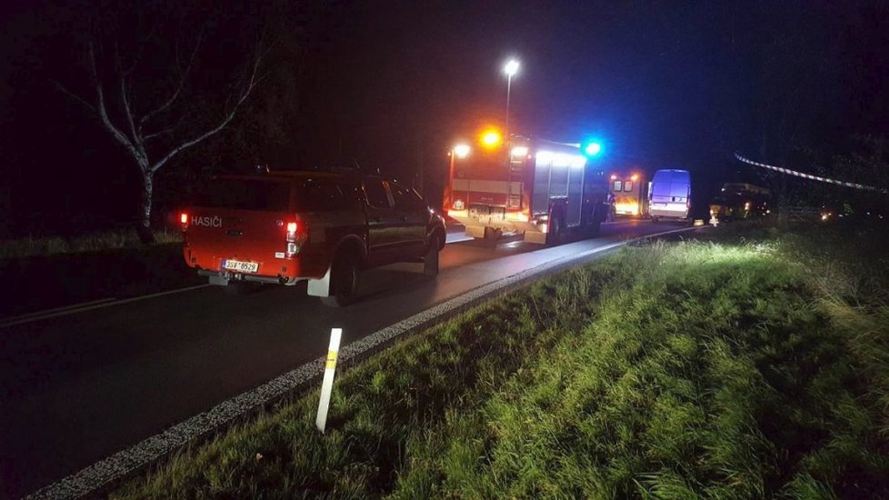 Řidič dodávky zemřel na místě, spolujezdkyni převezli do nemocnice.