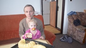 Opuštěný otec čtyř dětí Pavel Paur upekl  dětem bábovku