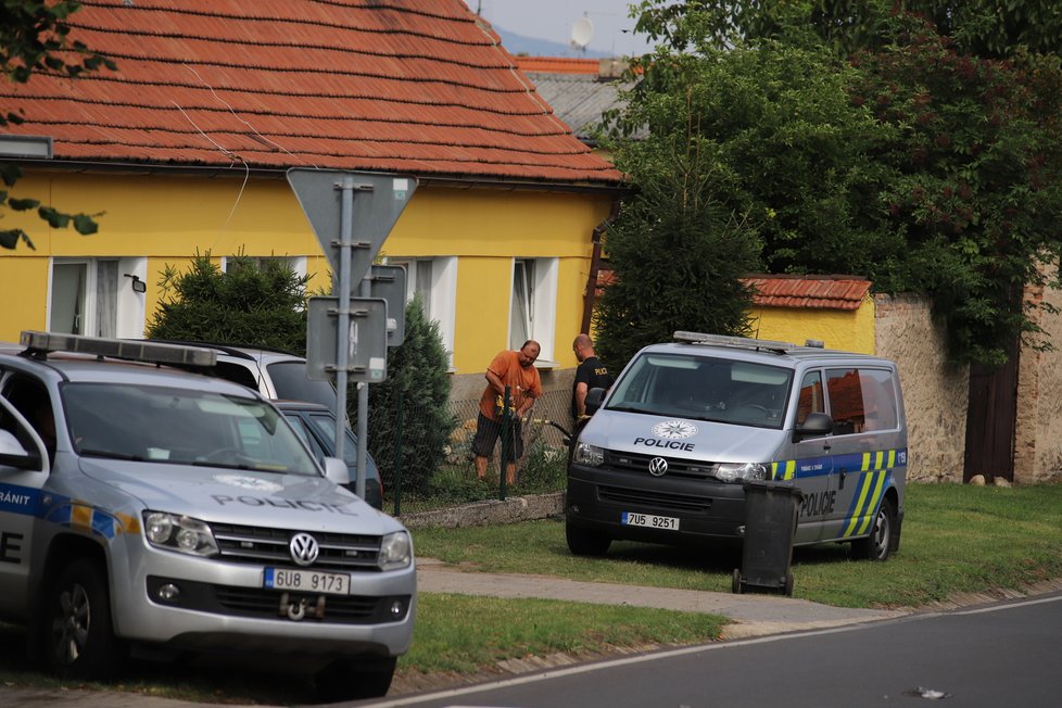 Policisté vrtali před domem Paurových! Ukrývá skalka strašlivé tajemství?