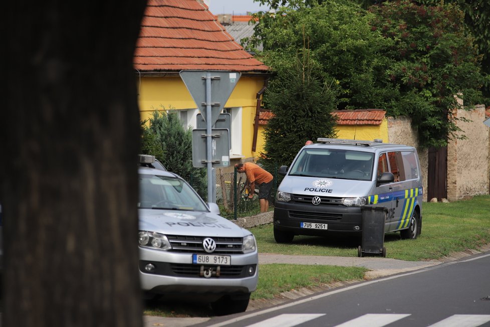 Policisté začali vrtat před domem Paurových! Ukrývá skalka strašlivé tajemství?