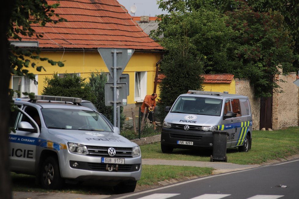 Policisté vrtali před domem Paurových! Ukrývá skalka strašlivé tajemství?