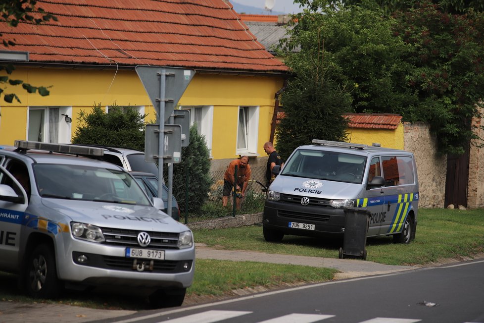 Policisté začali vrtat před domem Paurových! Ukrývá skalka strašlivé tajemství?