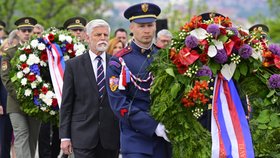 Prezident Pavel, premiér Babiš, ministr obrany a další politici a představitelé armády si na Vítkově připomněli 81. výročí konce války.