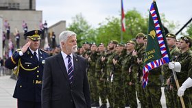 Prezident Pavel, premiér Babiš, ministr obrany a další politici a představitelé armády si na Vítkově připomněli 81. výročí konce války.