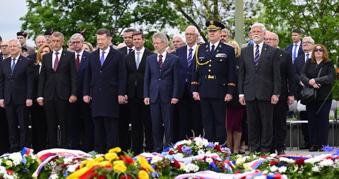 Prezident Pavel, premiér Babiš, ministr obrany a další politici a představitelé armády si na Vítkově připomněli 81. výročí konce války.