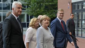 Pavel Bělobrádek doprovází německou kancléřku Angelu Merkelovou při její návštěvě v Praze.