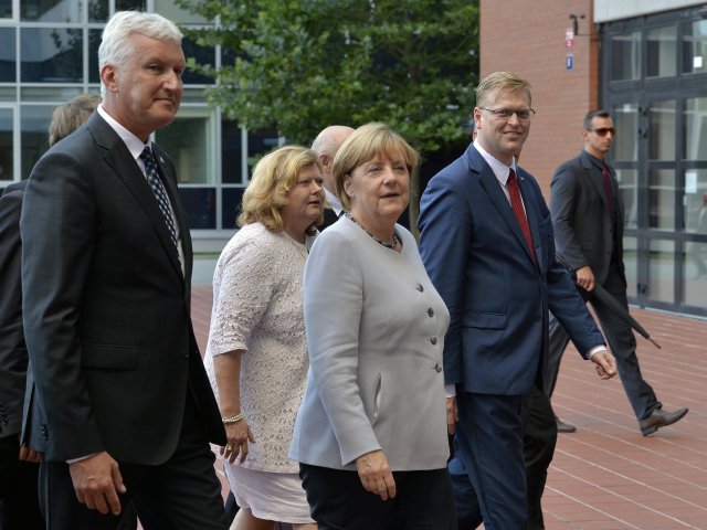 Pavel Bělobrádek doprovází německou kancléřku Angelu Merkelovou při její návštěvě v Praze.