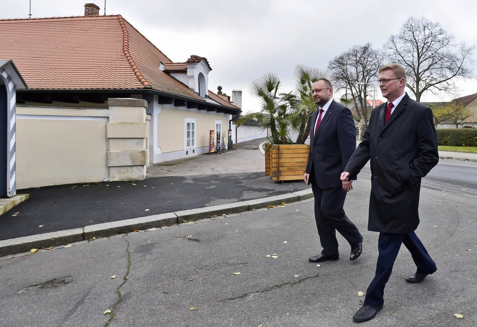 Pavel Bělobrádek a Jan Bartošek (KDU-ČSL) tvořili delegaci v Lánech na jednání s prezidentem Zemanem.