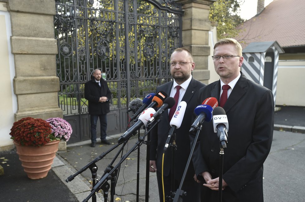 Pavel Bělobrádek a Jan Bartošek (KDU-ČSL) tvořili delegaci v Lánech na jednání s prezidentem Zemanem.