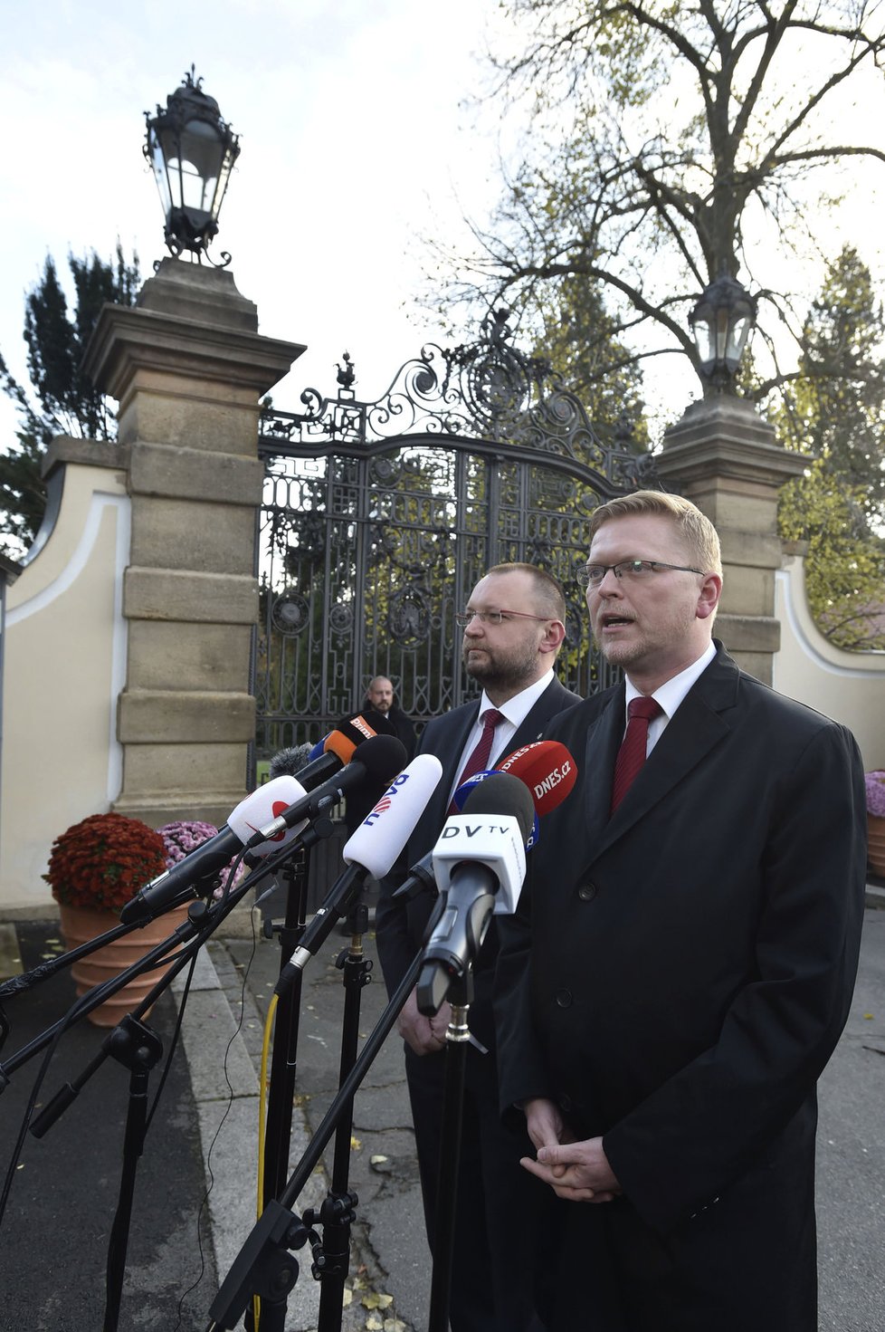 Pavel Bělobrádek a Jan Bartošek (KDU-ČSL) tvořili delegaci v Lánech na jednání s prezidentem Zemanem