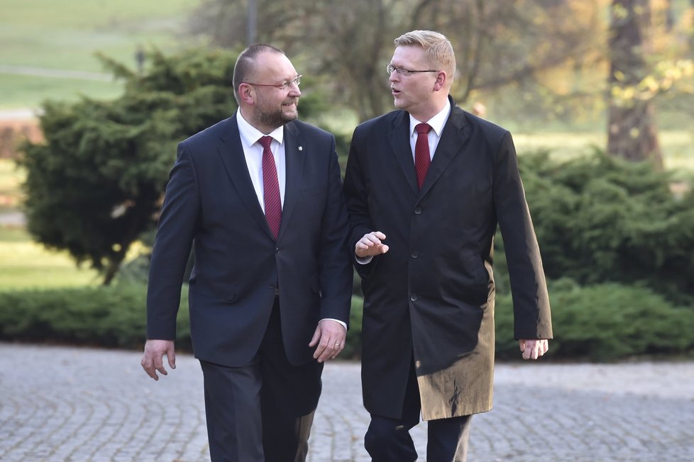 Pavel Bělobrádek a Jan Bartošek (KDU-ČSL) tvořili delegaci v Lánech na jednání s prezidentem Zemanem.