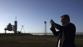 Pavel Bělobrádek v USA: Vicepremiér pro výzkum navštívil 23. března Kennedyho vesmírné středisko na Floridě.