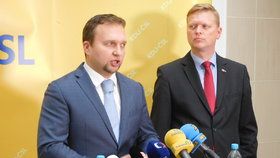 Lidovci Pavel Bělobrádek a Marian Jurečka jsou lídry strany, který za rok 2016 vykázala téměř milionovou ztrátu.