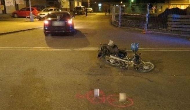 Foto z nehody auta a motocyklu v Náchodě: Řídil vůz Pavel Bělobrádek?