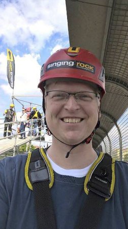 Pavel Bělobrádek a adrenalin na Nuselském mostě: Slaňoval z něj dolů spolu s vozíčkáři.