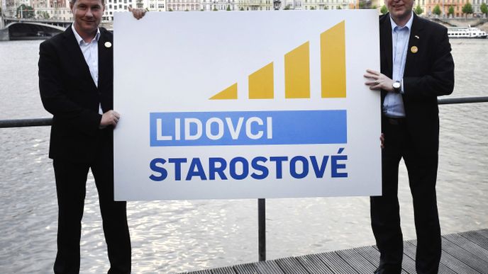 Pavel Bělobrádek (KDU-ČSL) a Petr Gazdík (STAN) představují logo nové koalice pro sněmovní volby. 