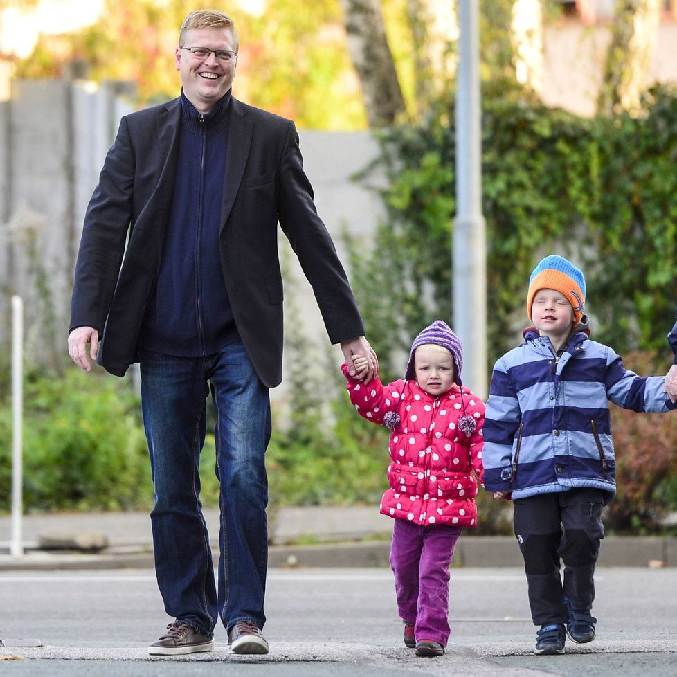 Krajské volby: Pavel Bělobrádek (KDU-ČSL) šel volit s dětmi.