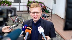 Krajské volby: Šéf lidovců Pavel Bělobrádek šel v Náchodě volit se svými dětmi.