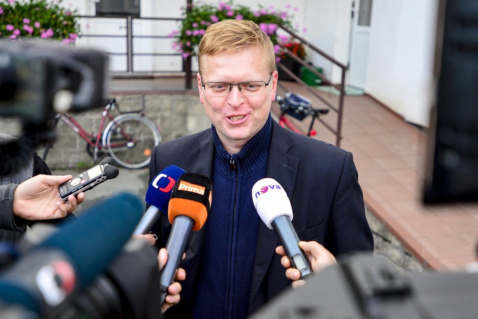 Krajské volby: Šéf lidovců Pavel Bělobrádek šel v Náchodě volit se svými dětmi