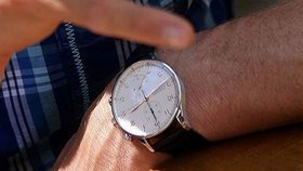 IWC Schaffhausen Portoguese – 141 300 korun - Bémovy nejdražší hodinky, špičková švýcarská značka. Mají zlaté ručičky i čísla, samozřejmě chronograf. Mezi hodináři se drahému strojku říká "šaufky". (záběr pořízen - 2.6.2007)