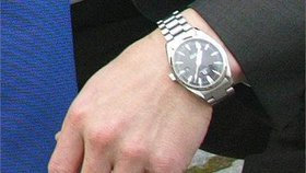 Omega Seamaster – 59 800 korun - Potápěčské hodinky, jakýsi zlatý střed. Po testování si je vybrala americká NASA jako své oficiální hodinky. Podobné měl v roce 1969 Neil Armstrong na Měsíci. (záběr pořízen 23.3.2004)