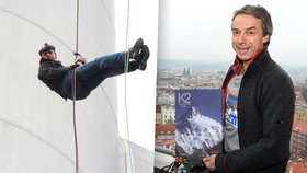 Slaněním z Žižkovského vysílače v Praze prezentoval bývalý pražský primátor a horolezec Pavel Bém knihu K2 - Královna hor.