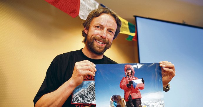 Bém se po výstupu na Mount Everest pochlubil fotografií z vrcholu.