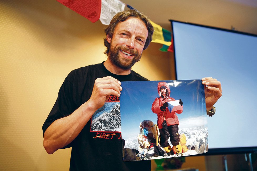 Bém se po výsdtupu na Mount Everest pochlubil fotografií z vrcholu.