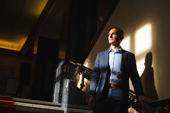 „Teď se to trochu uklidnilo, ale ještě měsíc zpátky nebylo výjimkou pět šest vážných zájemců týdně,“ popisuje boom budovatelů bateriových úložišť Pavel Beran z KB. „Teď se to trochu uklidnilo, ale ještě měsíc zpátky nebylo výjimkou pět šest vážných zájemců týdně,“ popisuje boom budovatelů bateriových úložišť Pavel Beran z KB.