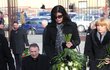 Andrea Čundrlíková přinesla Bobkovi na pohřeb velký pugét bílých růží
