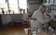 Pavel Bobek měl často hlad. Na obrázku si krájí špek v kuchyni.