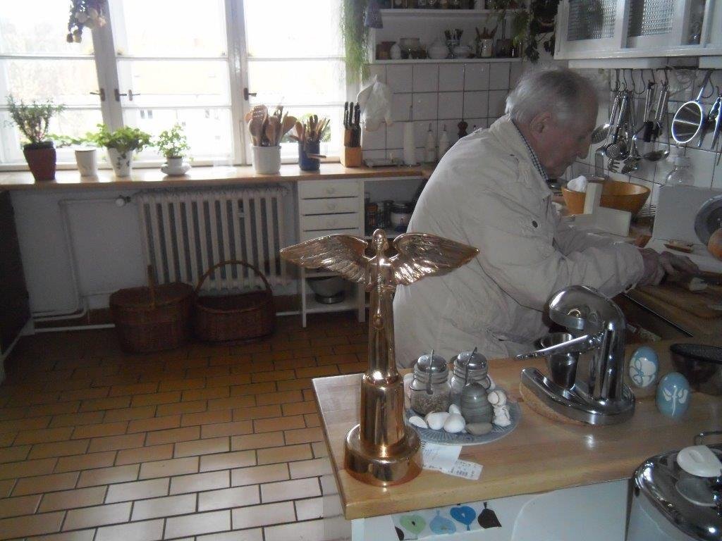 Pavel Bobek měl často hlad. Na obrázku si krájí špek v kuchyni.