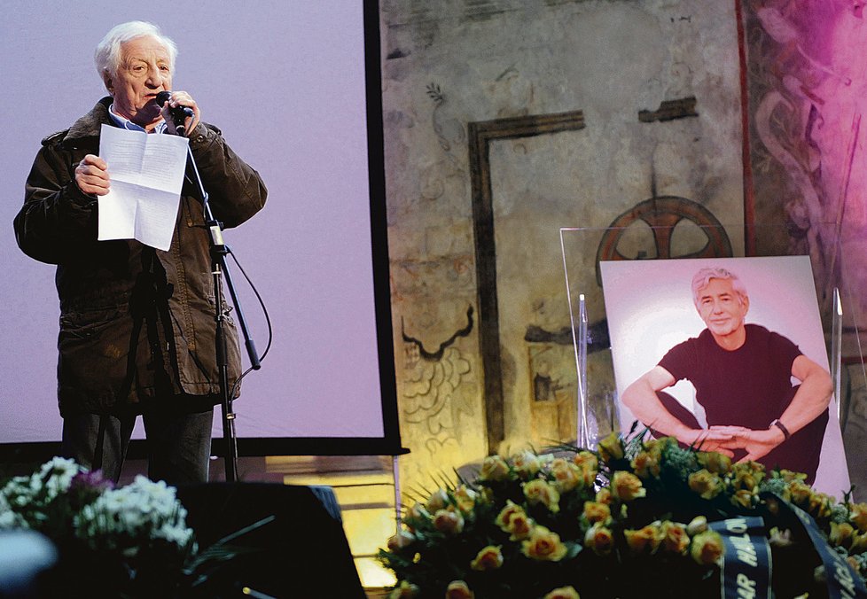 Zpěvák Pavel Bobek stěží zamáčkl slzu na pohřbu svého přítele Jana Kaplického.