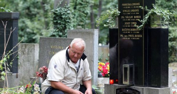 Jan Hronek zapálil Bobkovi na hrobě s předstihem svíčku. V den muzikantových narozenin se na Olšany nedostane.