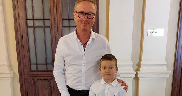 Pavel Březina se šestiletým Jakubem Šmejkalem, který ho hraje v klipu.