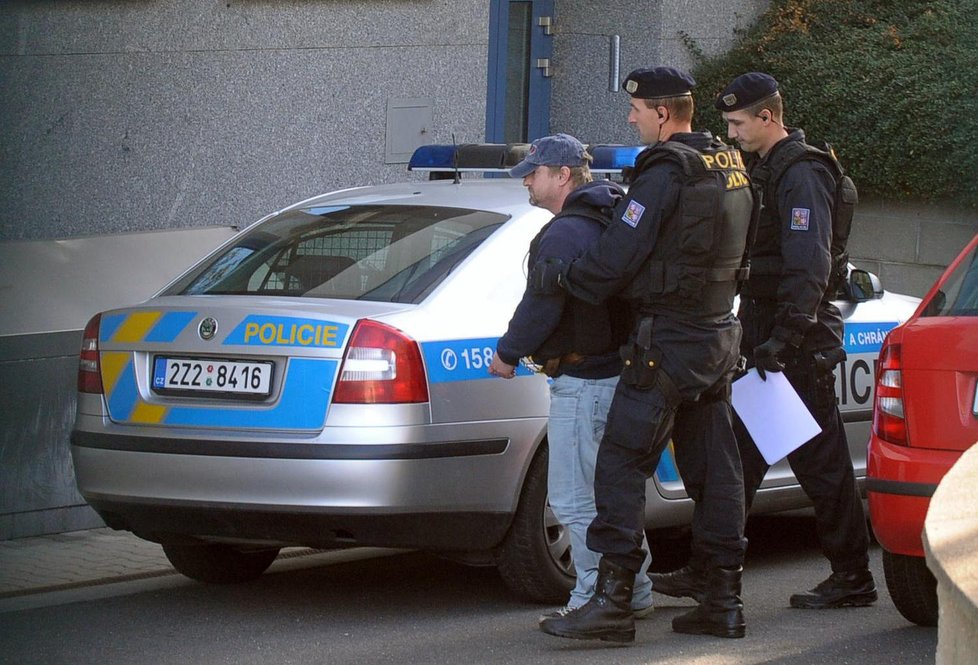 K Okresnímu soudu ve Zlíně přivezla v 9:40 Pavla Čanigu policie v poutech.