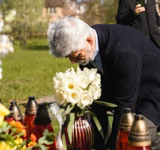 Prezidenti Pavel a Čaputová se v tajnosti vydali na Ukrajinu: Vzpomínka na oběti masakru v Buči (28.4.2023).