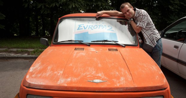 Pavel Cejnar se vyfotil se starým modelem auta Wartburg